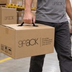 operador carregando caixa de papelão com alça plástica G Pack